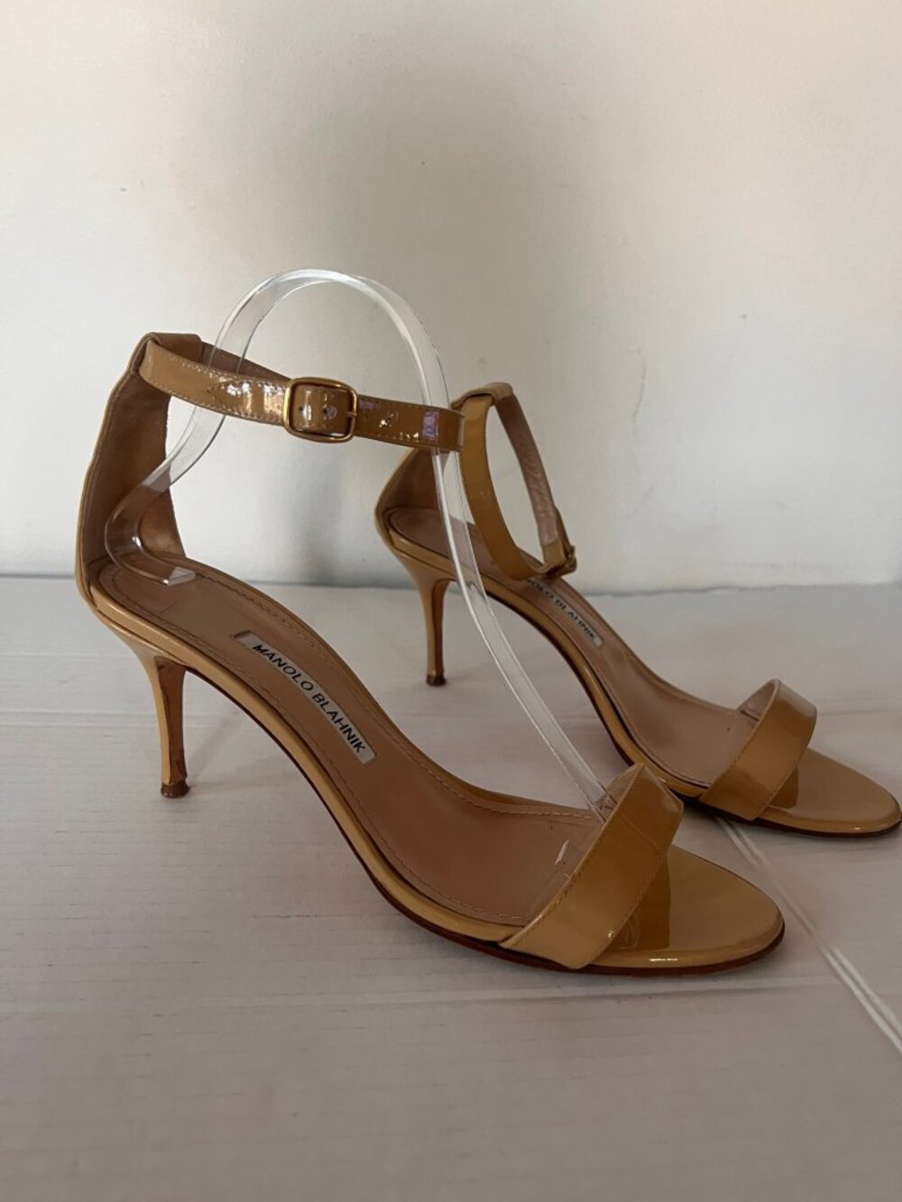 $945 MANOLO BLAHNIK CHAOS NUDE PATENT LEATHER ANKLE STRAP HEELS SIZE 39 / 9 US